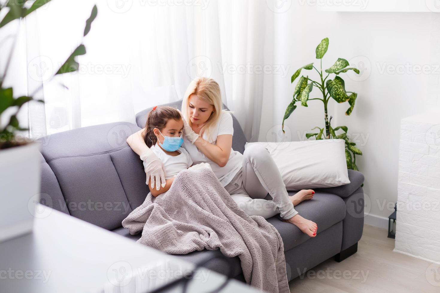 mãe e filha estão doente às casa quarentena foto