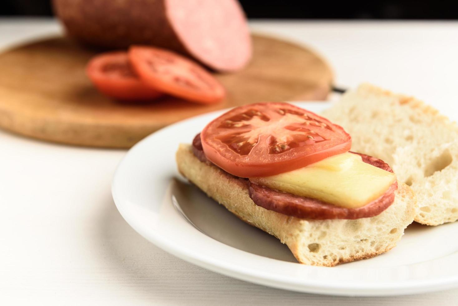 sanduíches quentes com tomates foto