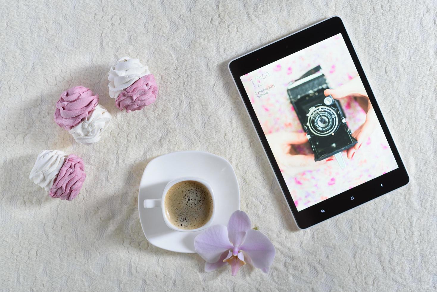 marshmallows feitos à mão branco e rosa com café e tablet mostrando a câmera usada foto