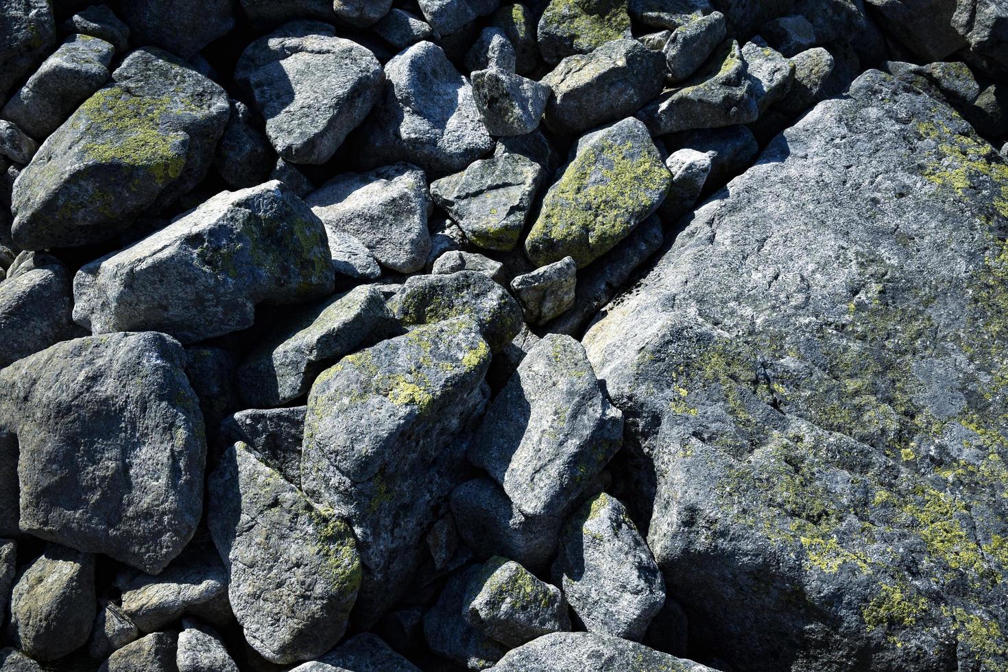 pedras de granito de diferentes tamanhos foto