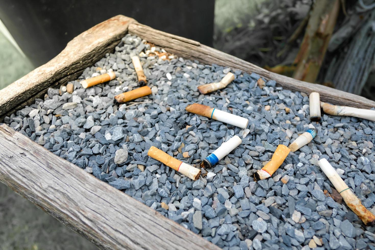 cigarros caixa dentro cinzeiro.fumando é mau para seu saúde. foto