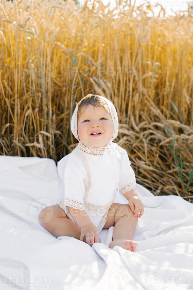 criança Garoto dentro branco roupas é relaxante dentro a fresco ar dentro uma campo foto