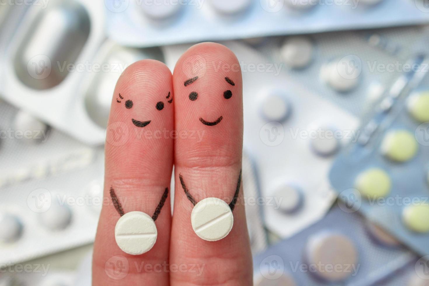 dedos arte do feliz casal. homem e mulher manter pílulas dentro mão. foto