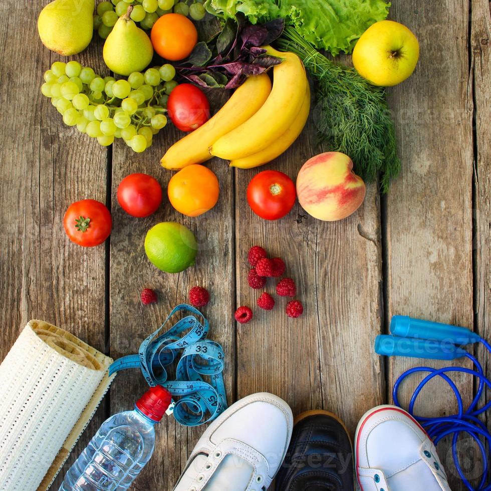 frutas, legumes e Esportes bens em de madeira fundo. foto