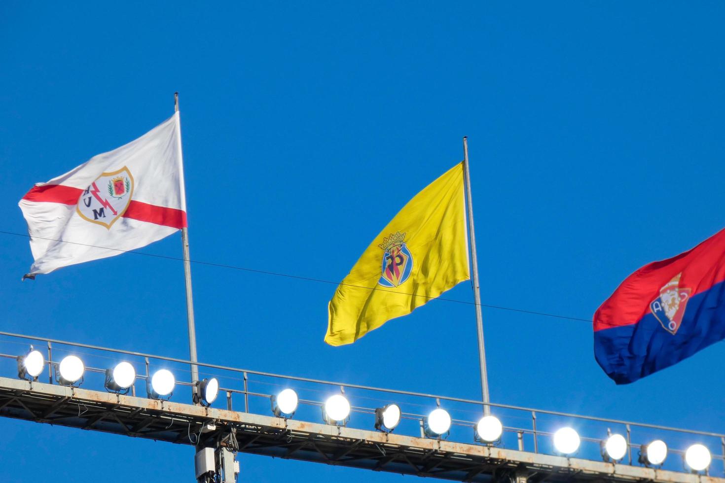 bandeiras do diferente países e Esportes equipes, bandeiras com diferente colori listras. foto