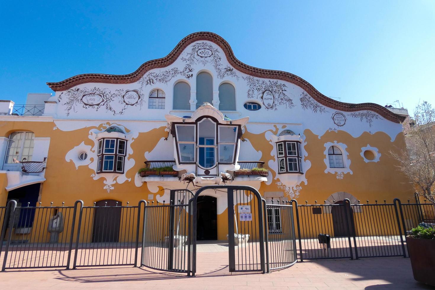 modernista casa pode negro dentro a Cidade do sant joan desprezar dentro a província do barcelona, muito fechar para a cidade do barcelona. foto