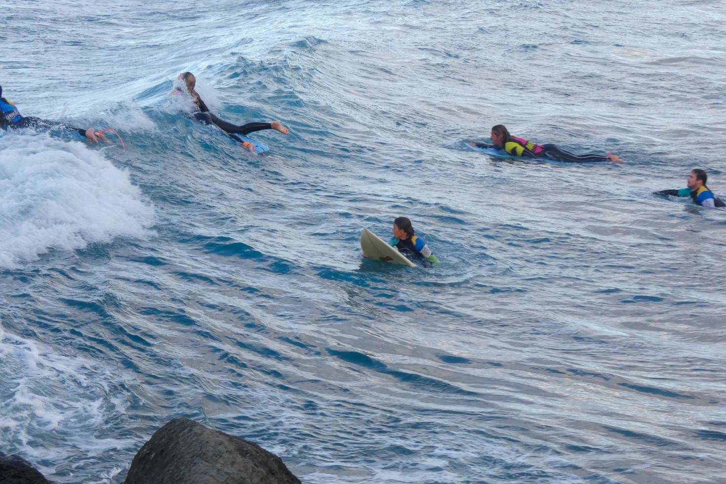 surfistas equitação pequeno oceano ondas foto