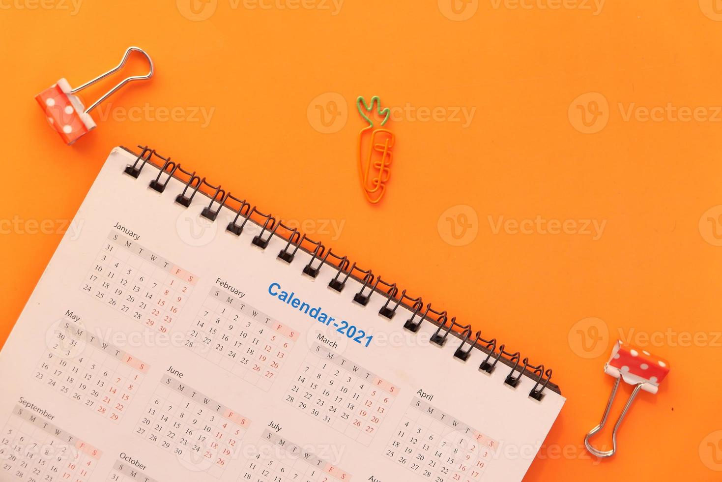 Calendário 2021 em fundo laranja foto