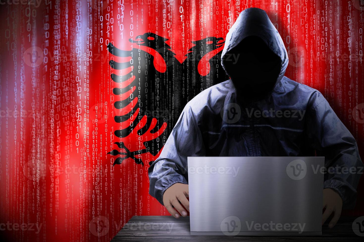 anônimo encapuzado hacker e bandeira do Albânia, binário código - cyber ataque conceito foto