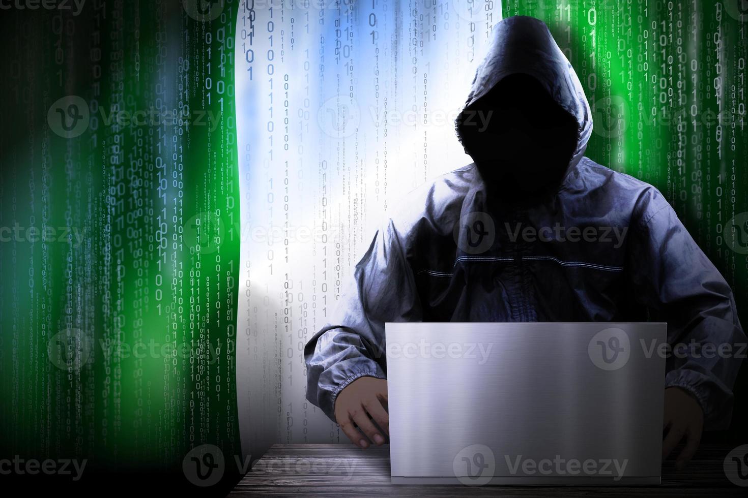 anônimo encapuzado hacker e bandeira do Nigéria, binário código - cyber ataque conceito foto