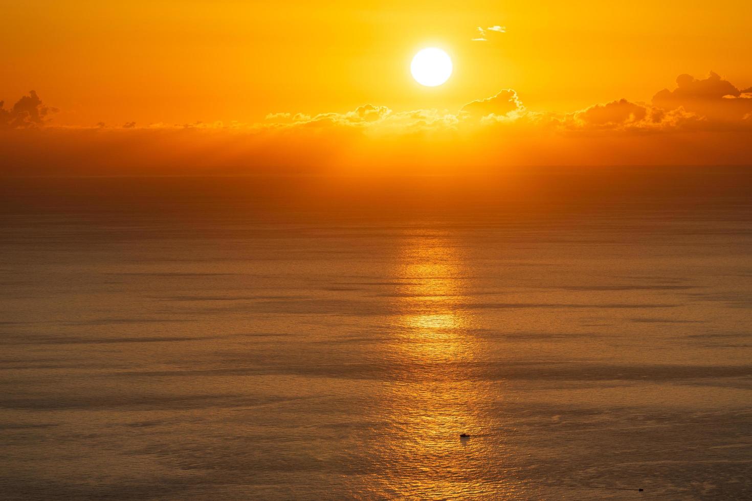 laranja nublado pôr do sol sobre o mar em sochi, rússia foto