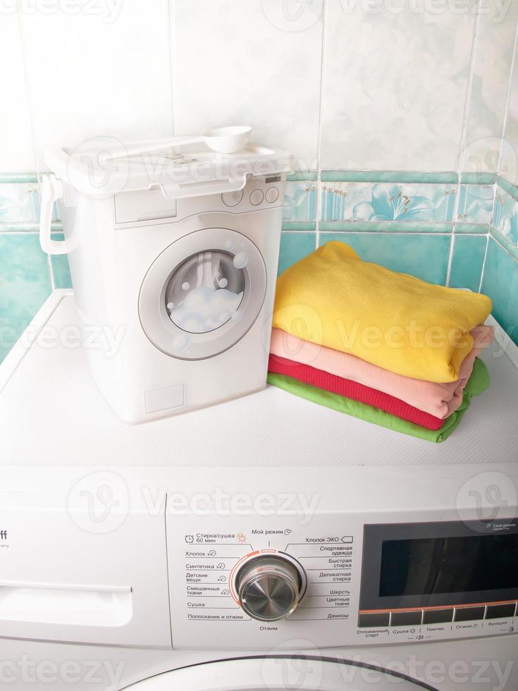containers para armazenando lavando pó para diferente tecidos em uma lavando máquina foto