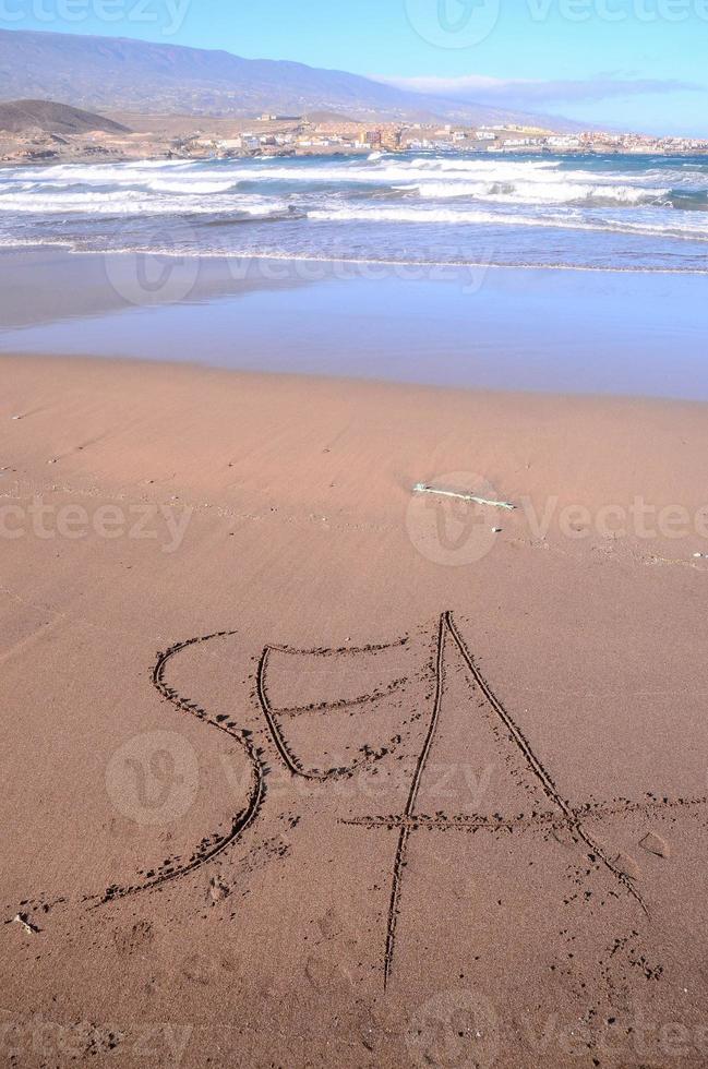 mar escrito dentro a areia foto