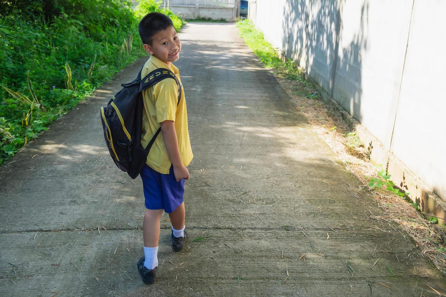 menino caminhando para a escola foto