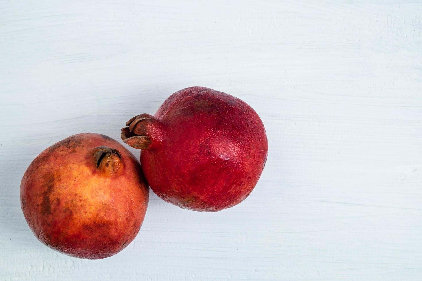 duas frutas de romã foto