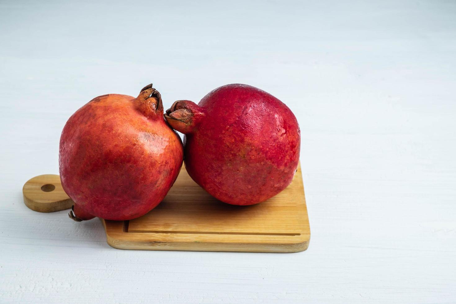 fruta de romã em uma tábua de cortar foto