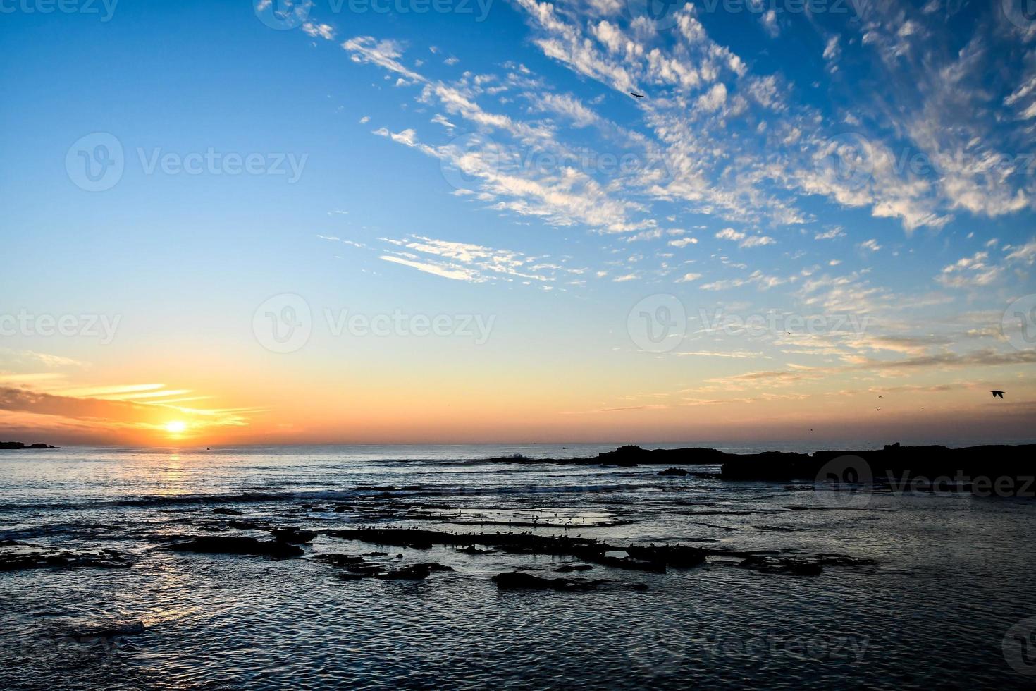 pôr do sol sobre o mar foto