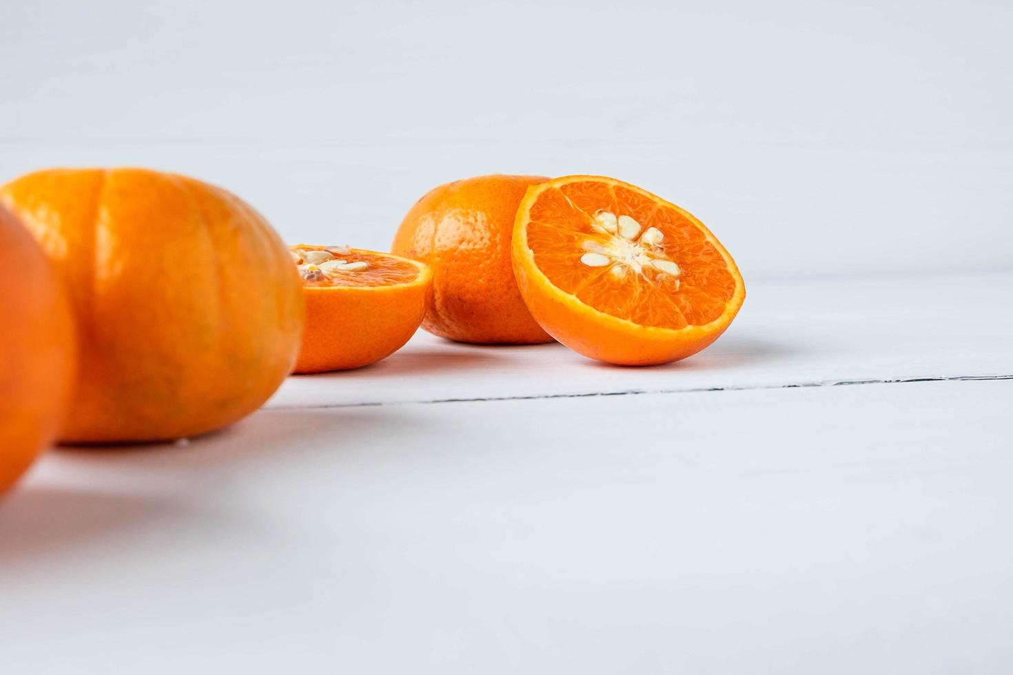 frutas cítricas frescas em um fundo branco foto