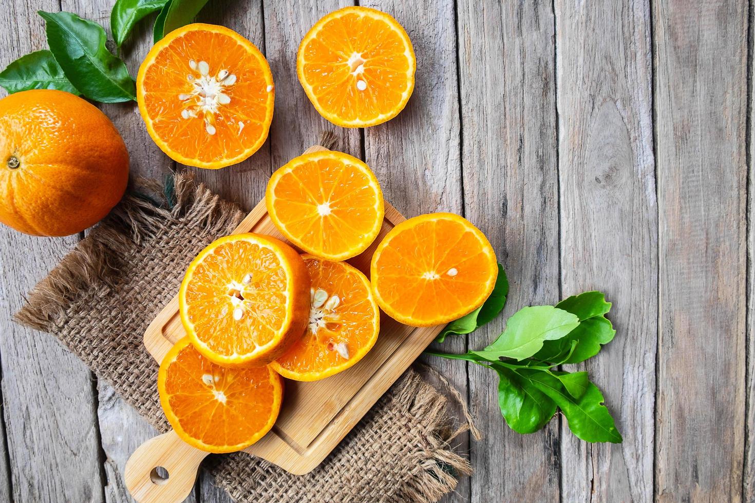 rodelas de laranja na madeira foto