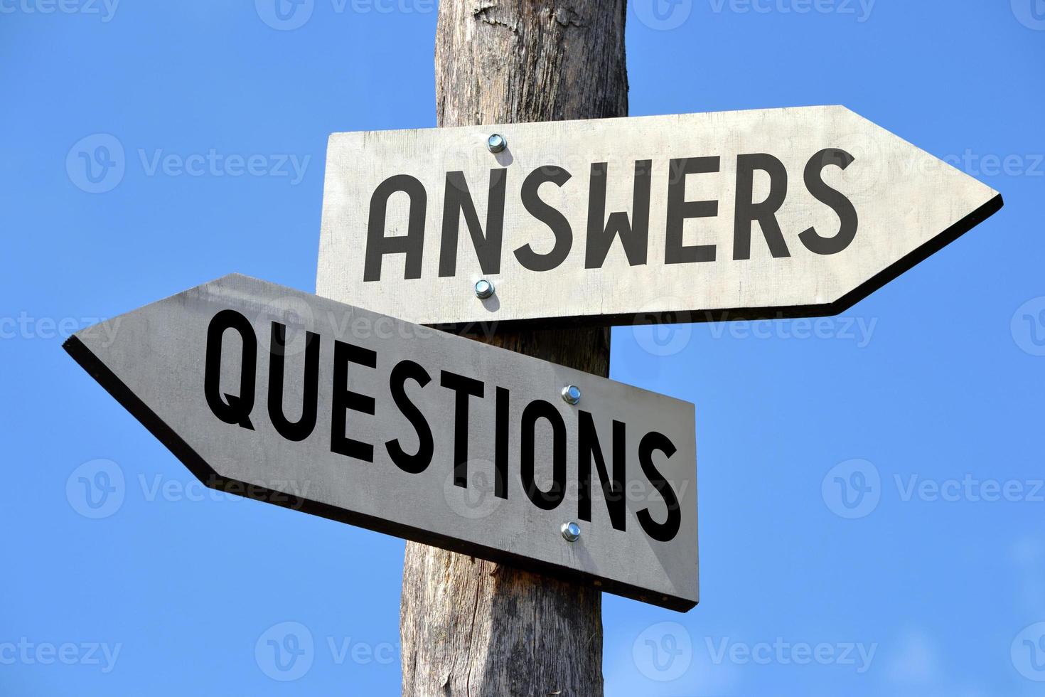 questões e respostas - de madeira placa de sinalização com dois Setas; flechas foto