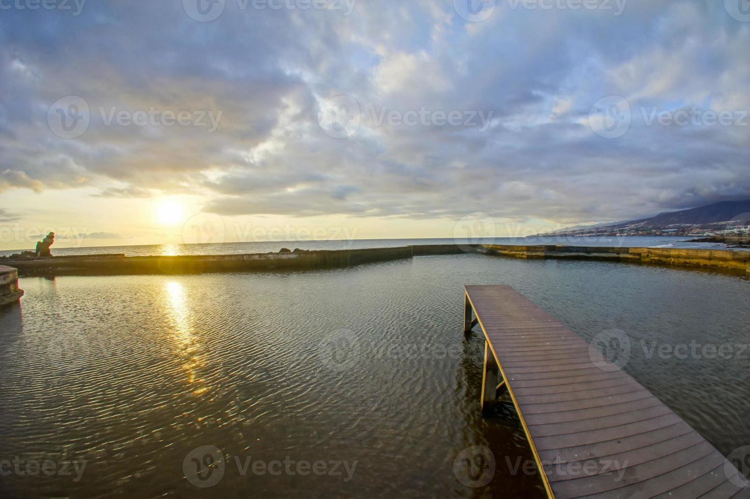 pôr do sol sobre o mar foto