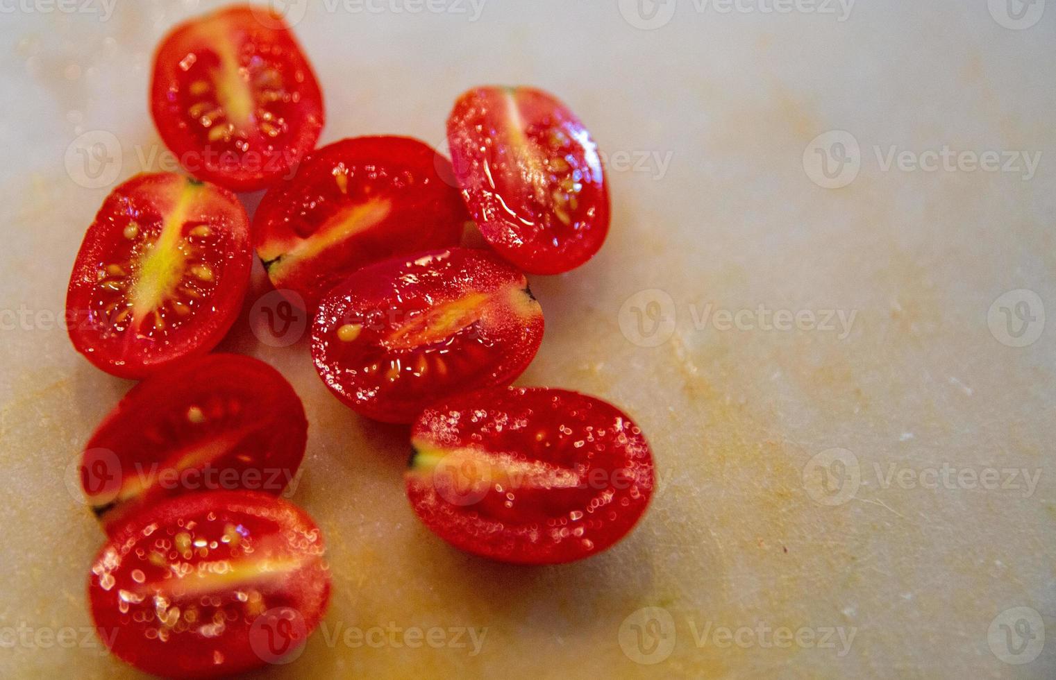 metade fatiado tomates topo fora uma salada foto