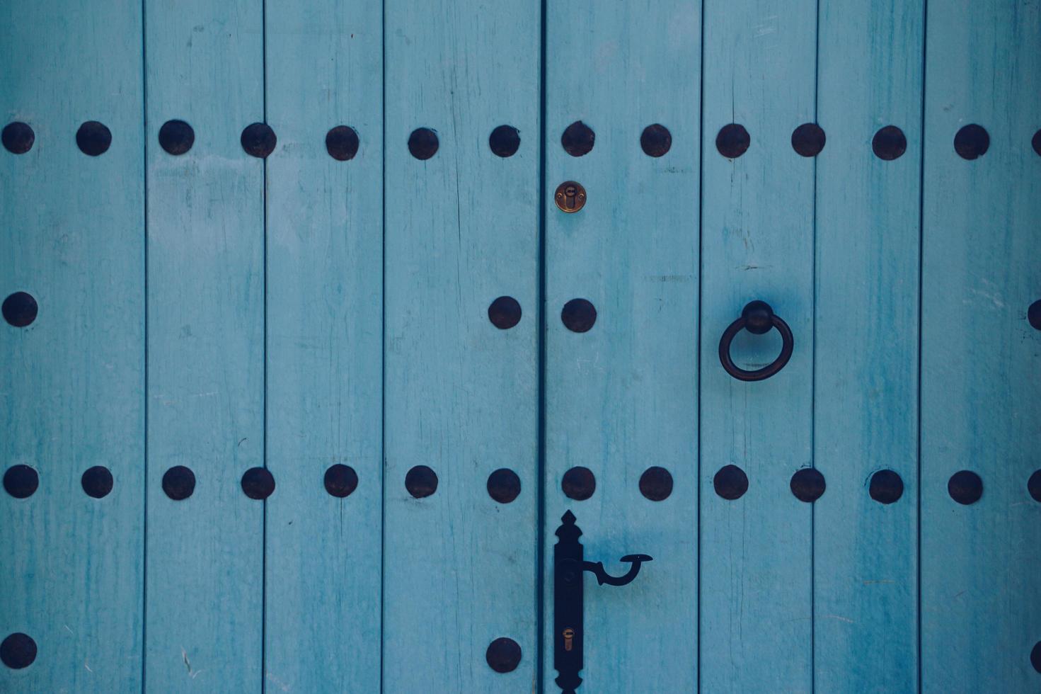 porta da frente de madeira azul de uma casa foto