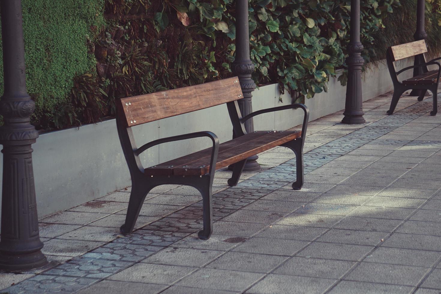 banco de madeira na rua em uma cidade foto