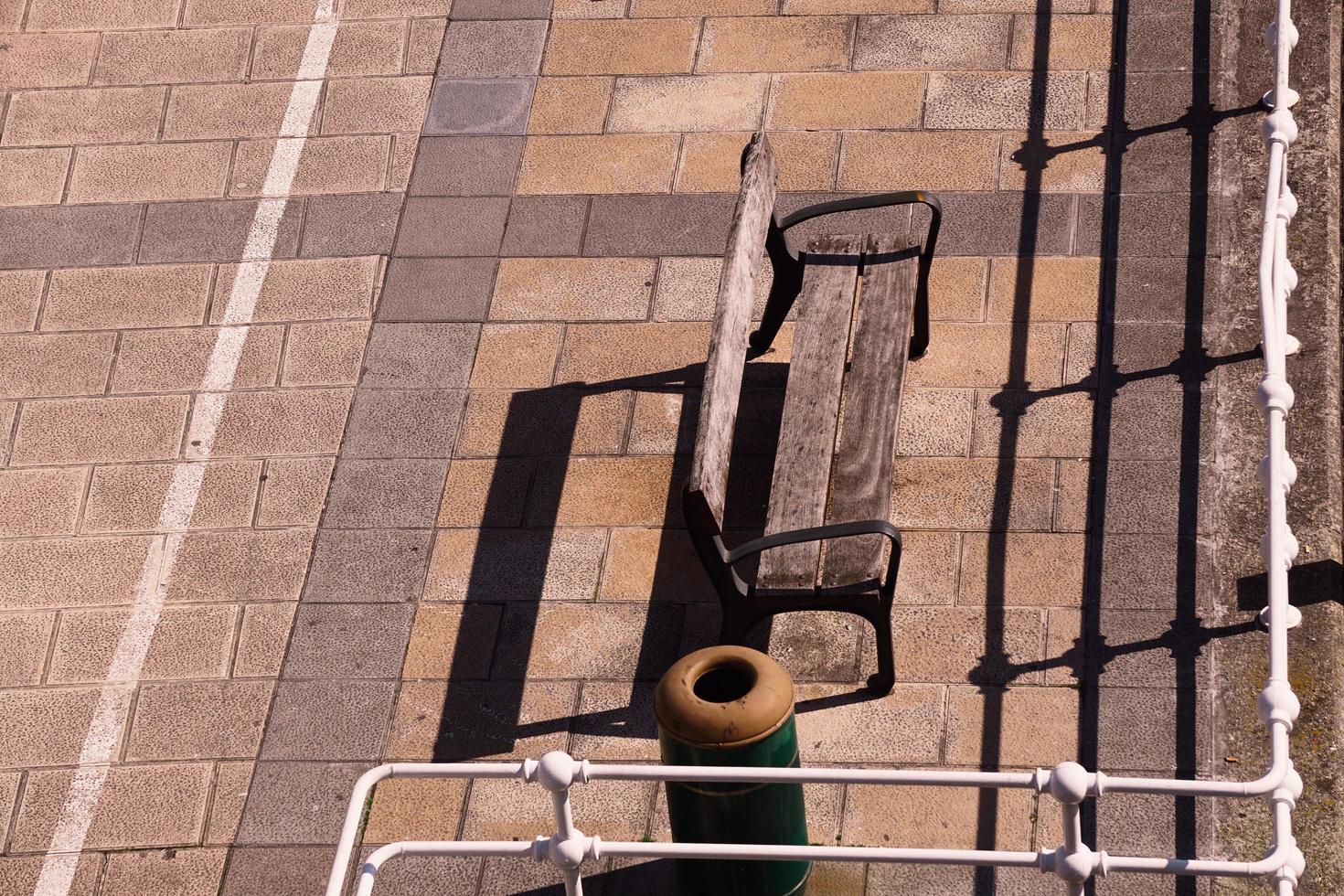 banco de madeira na rua em uma cidade foto