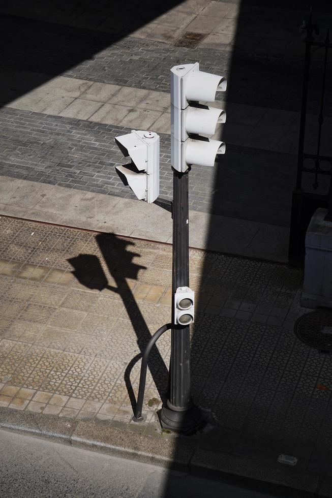 semáforo na rua da cidade foto