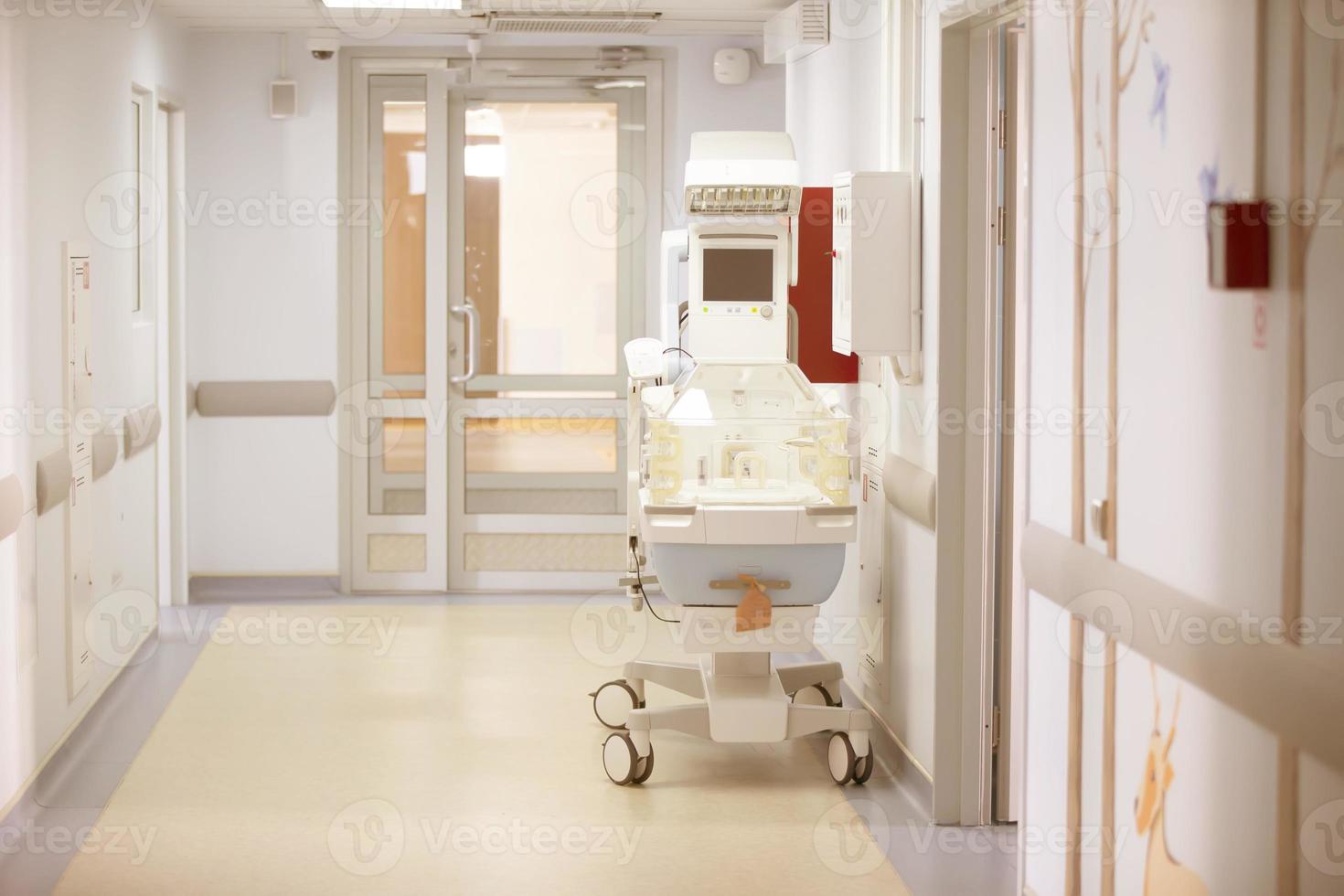 esvaziar corredor do a hospital enfermaria para a tratamento do recém-nascidos. foto