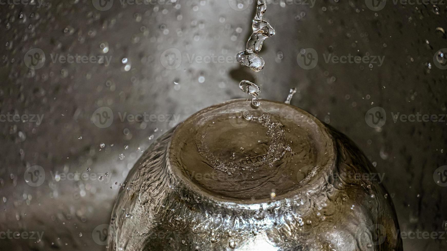 volta chuva gotas queda em suave superfície do água foto