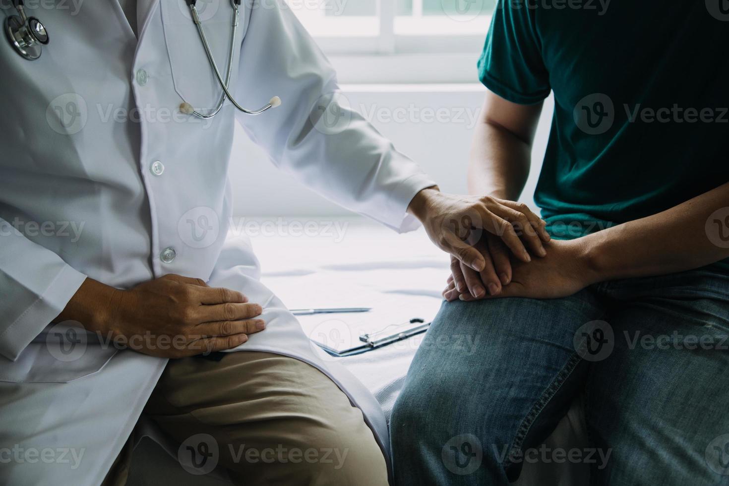 médico e paciente discutindo algo enquanto está sentado à mesa. conceito de medicina e saúde. médico e paciente foto