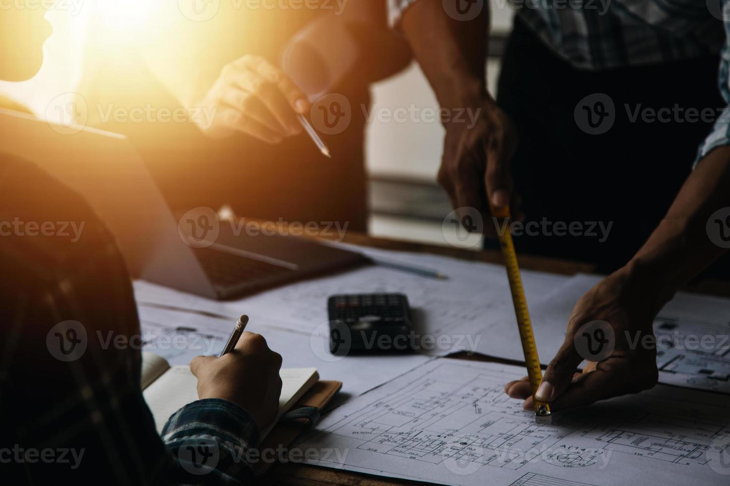 construção e estrutura conceito do engenheiro trabalhando desenhando em projeto encontro para projeto trabalhando com parceiro em modelo construção e Engenharia Ferramentas dentro trabalhando site, construção conceito foto