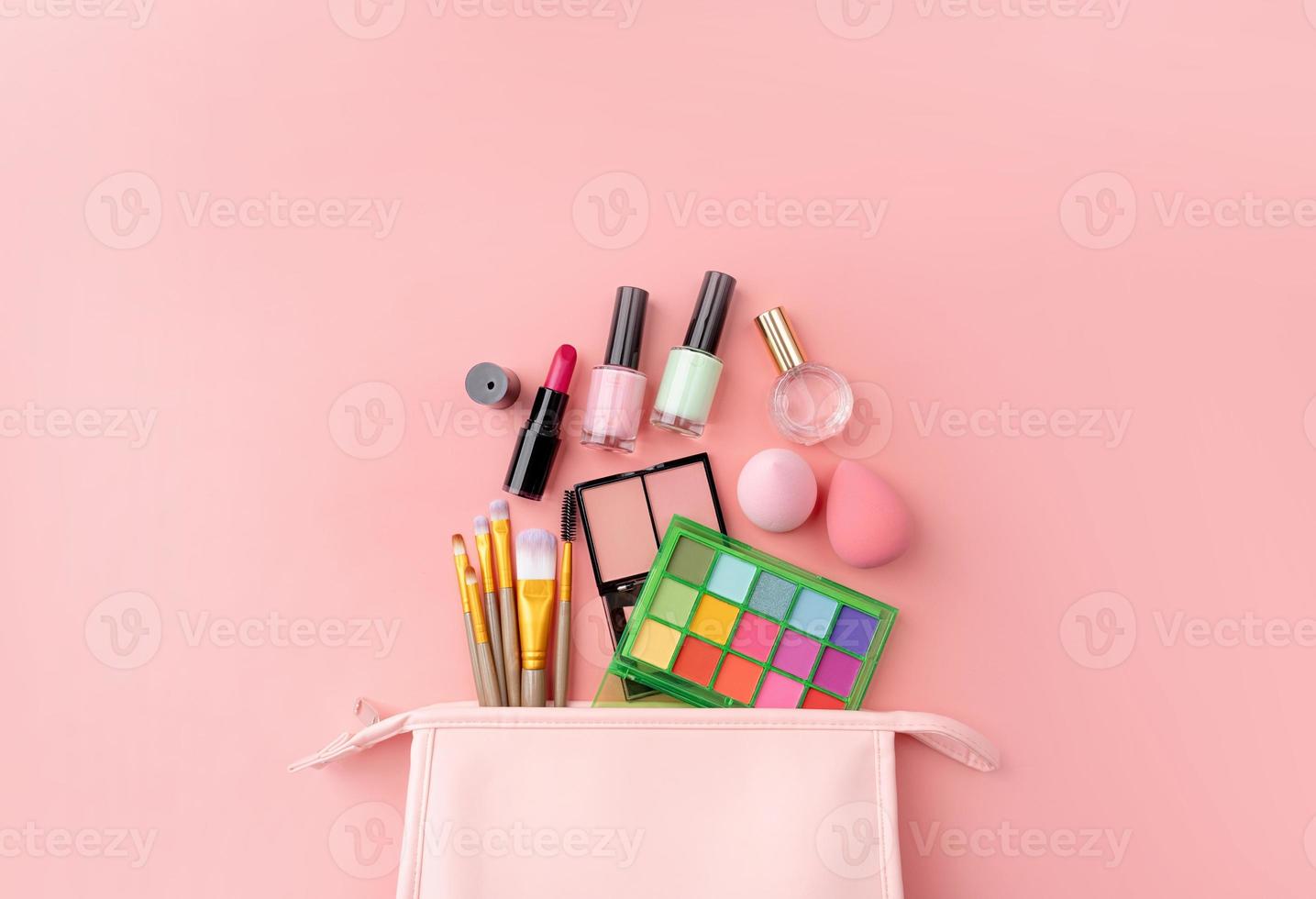 brilhante verão sombra paleta e Maquiagem produtos dentro Rosa Cosmético saco em Rosa fundo foto