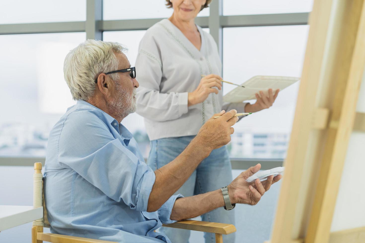 feliz Mais velho marido, esposa Senior casal idosos família, caucasiano maduro, adulto e aposentadoria tendo prazer juntos e pintura cenário em tela de pintura às lar. Tempo livre, relaxado estilo de vida do pessoas. foto