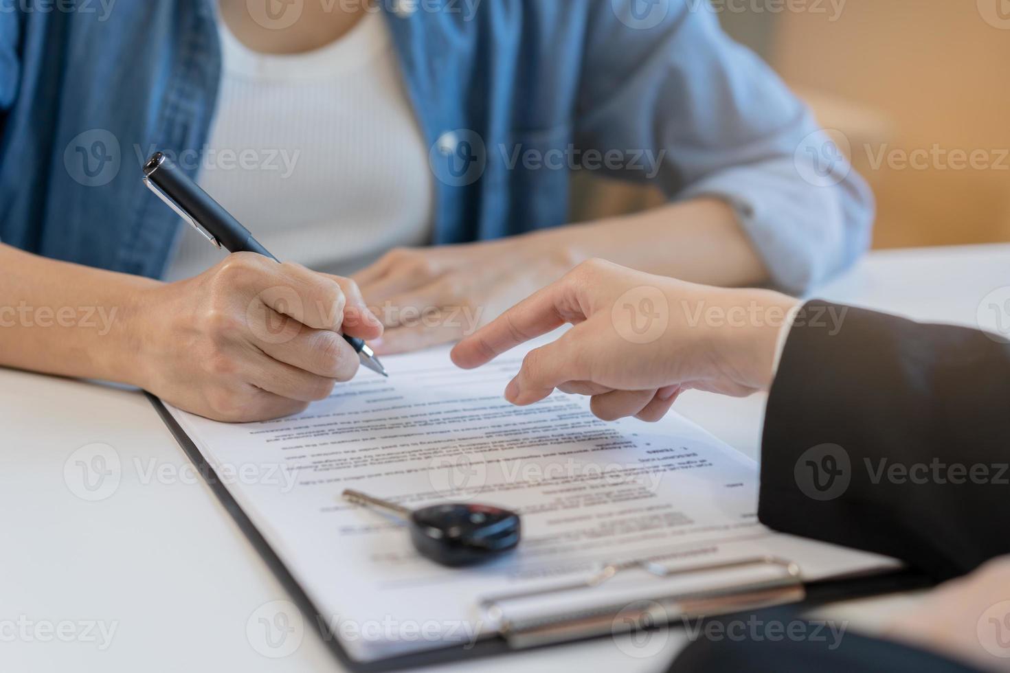 o negócio carro aluguel companhia serviço, mão do agente revendedor é apontando para compra contrato do inquilino para placa assinatura em documento, Novo proprietário depois de assinado aluguel , veículo vendas acordo. foto