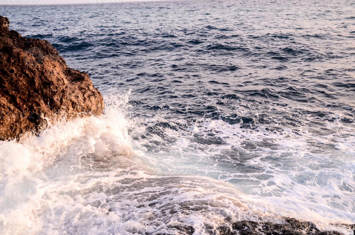 ondas dentro a oceano foto