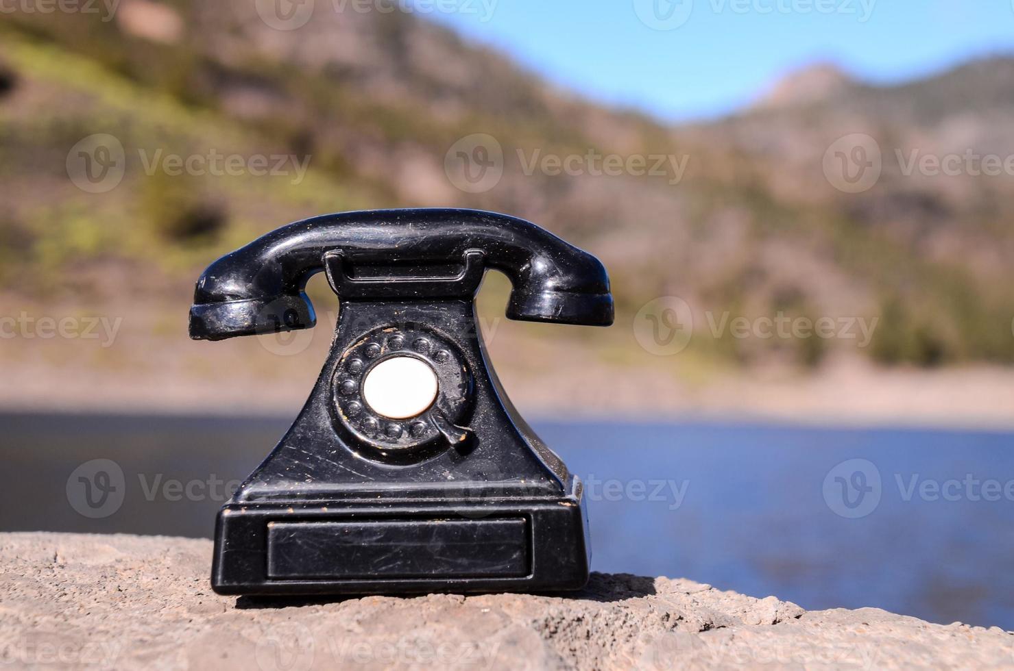 vintage Telefone em uma Rocha foto