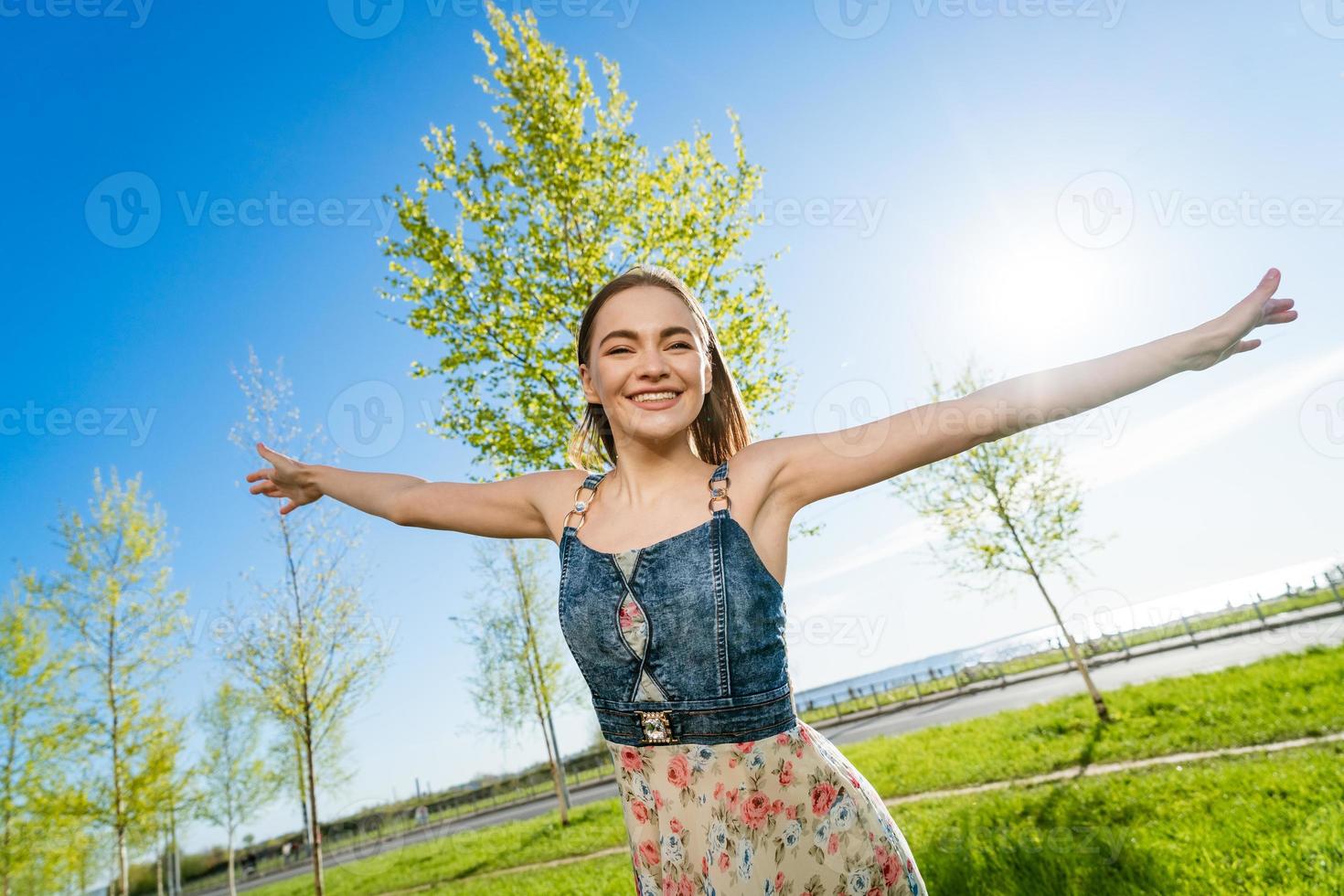 feliz livre jovem menina dentro grandes vestir. beleza romântico menina ao ar livre. mulher foto