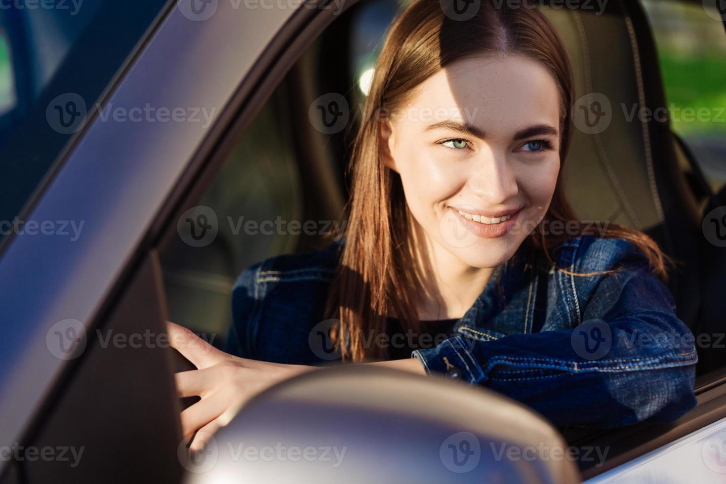 fechar-se retrato jovem mulher com alegre positivo expressão, satisfeito foto