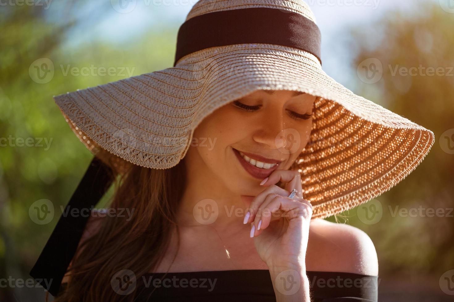 jovem mulher dentro Sol chapéu fechar acima foto