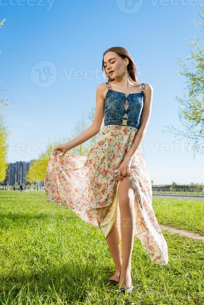 feliz livre jovem menina dentro grandes vestir. beleza romântico menina ao ar livre. mulher foto