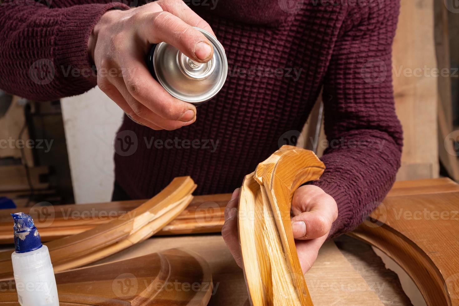 carpinteiro restaurando uma porta, marceneiro consertando um defeito foto