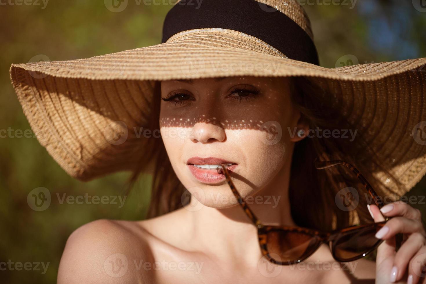 fechar-se retrato do uma mulher vestindo uma Sol chapéu foto