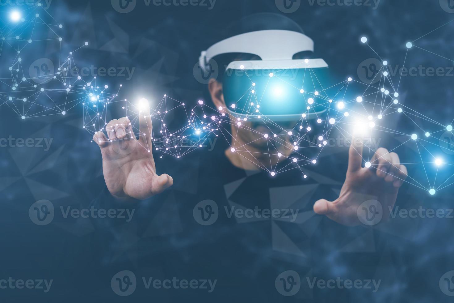 homem vestindo vr óculos virtual global Internet conexão metaverso, metaverso digital cyber mundo tecnologia conceito, rede conexão e holograma tela exibindo, sem fio conexão futurista. foto