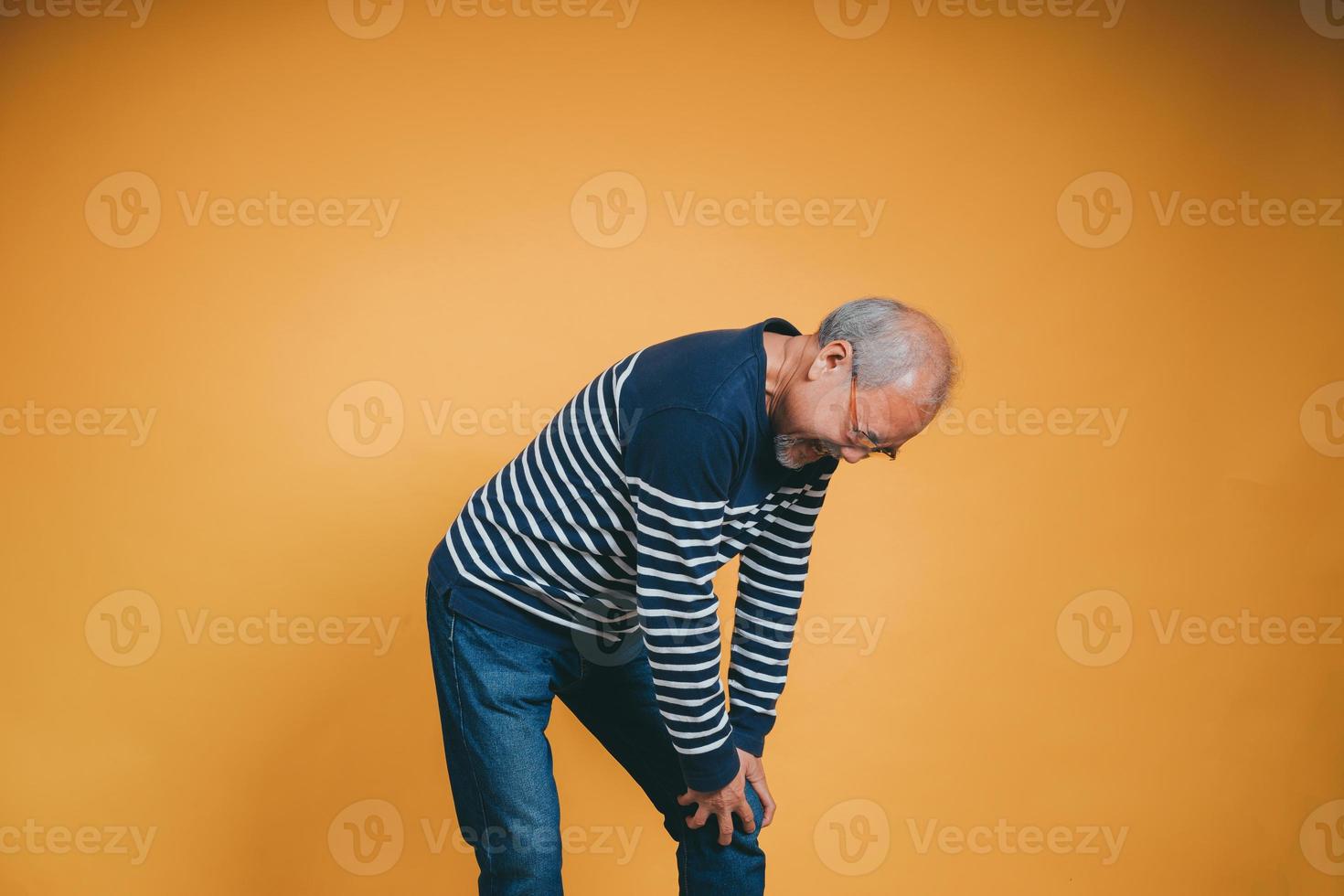 ásia Senior homem sentir joelho dor dor. Mais velho maduro masculino doeu às joelho. osso problema saúde Cuidado e médico seguro conceito. foto