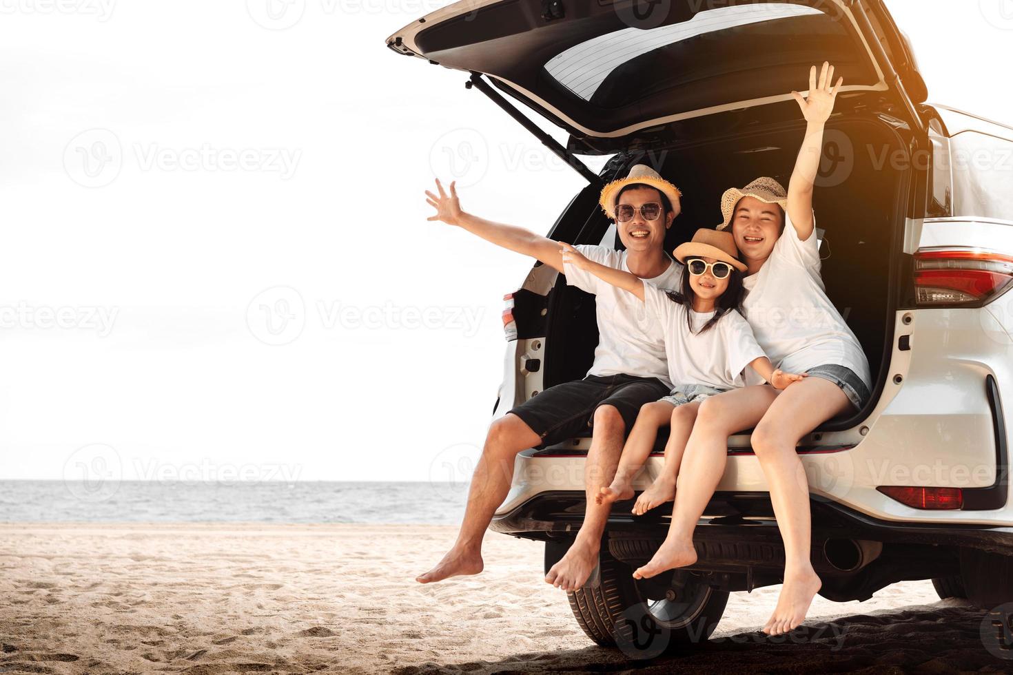 família com carro viagem dirigindo estrada viagem verão período de férias dentro carro dentro a pôr do sol, pai, mãe e filha feliz viajando apreciar feriados e relaxamento juntos pegue a atmosfera e ir para destino foto