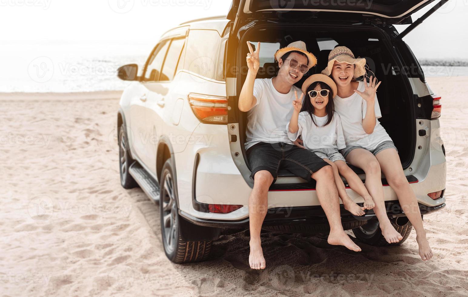 família com carro viagem dirigindo estrada viagem verão período de férias dentro carro dentro a pôr do sol, pai, mãe e filha feliz viajando apreciar feriados e relaxamento juntos pegue a atmosfera e ir para destino foto