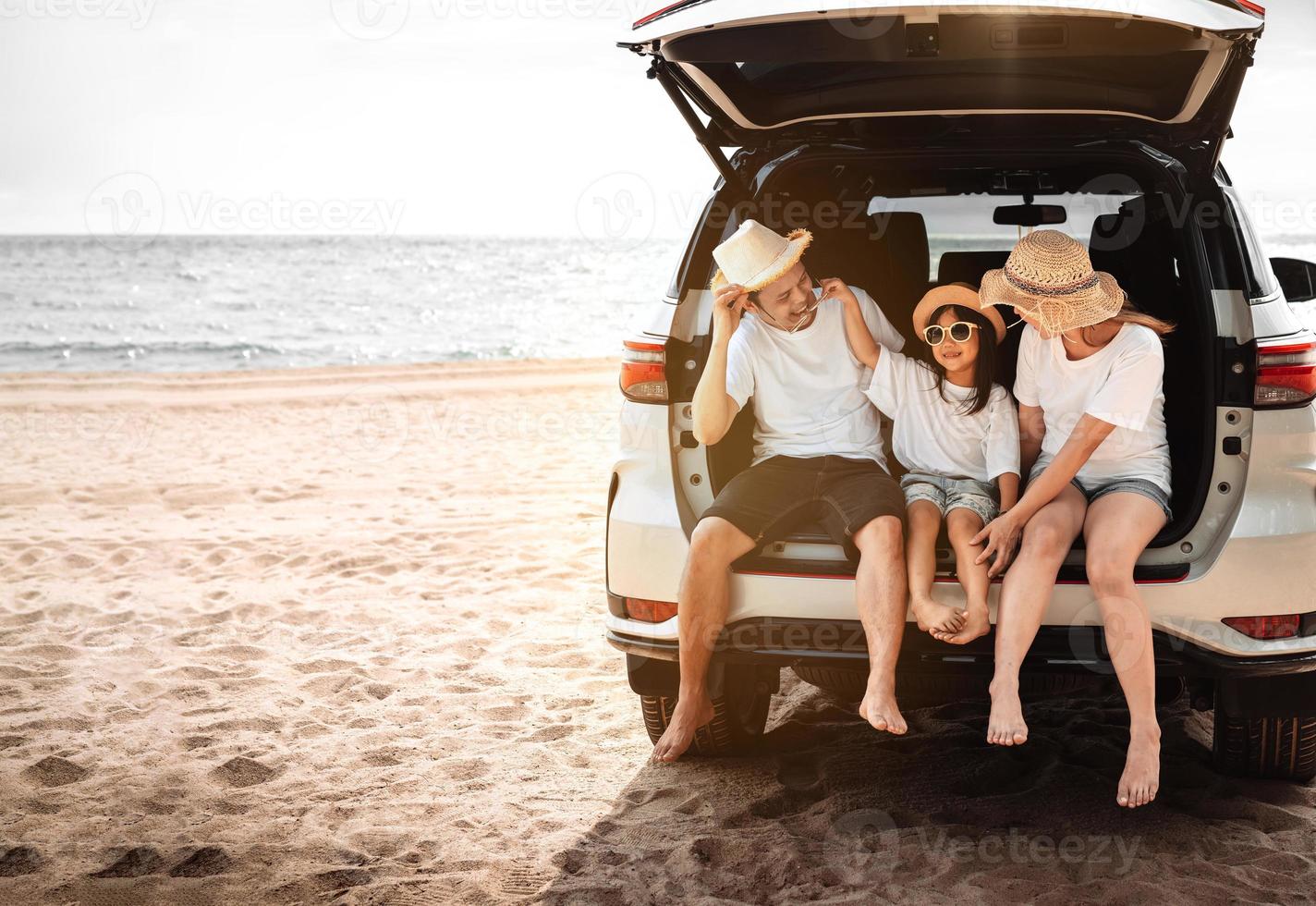 família com carro viagem dirigindo estrada viagem verão período de férias dentro carro dentro a pôr do sol, pai, mãe e filha feliz viajando apreciar feriados e relaxamento juntos pegue a atmosfera e ir para destino foto